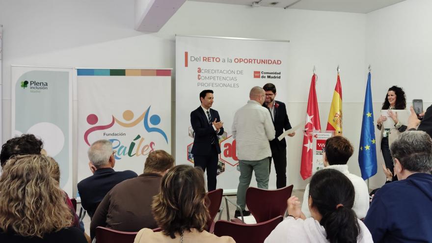 Viceconsejero de Economía y Empleo entregando Certificado Profesional