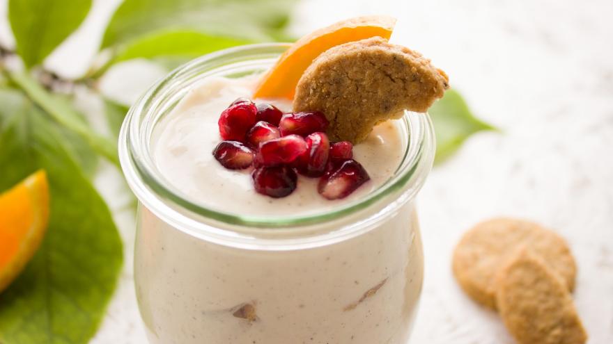 Yogur con frutos del bosque Yogur con cereales y arándanos encima