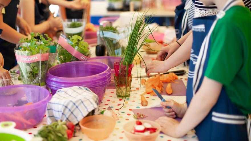 Foto niños cocinando