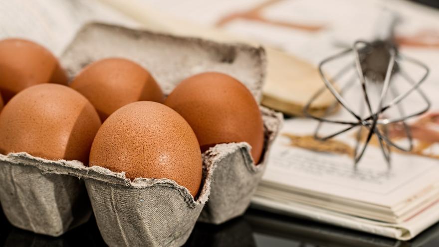 Huevos con cáscara en una huevera