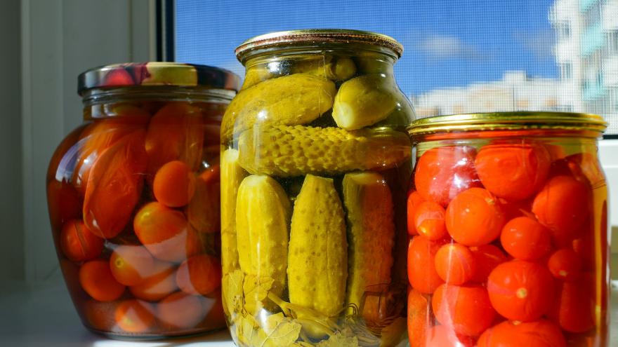 Conservas caseras de pepinos y tomates