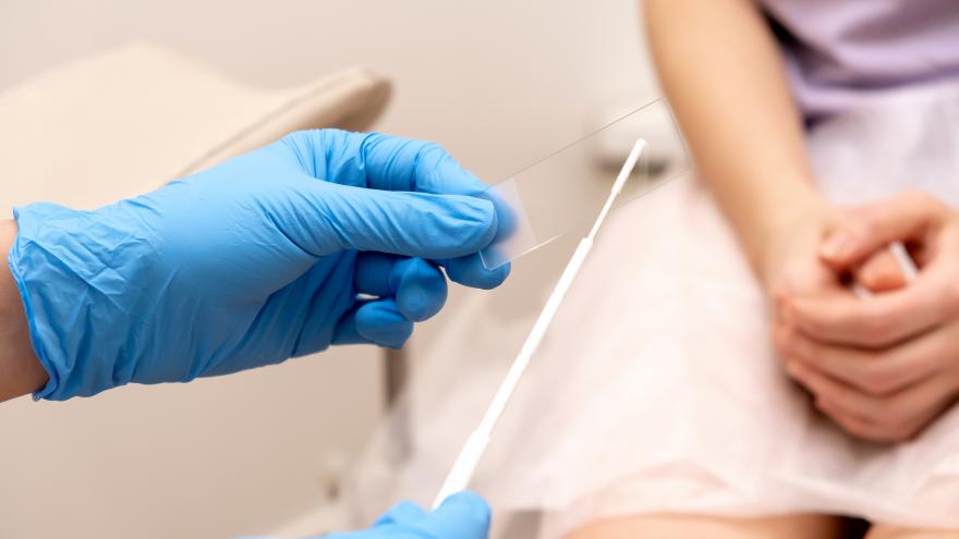 manos profesional sanitario citología mujer