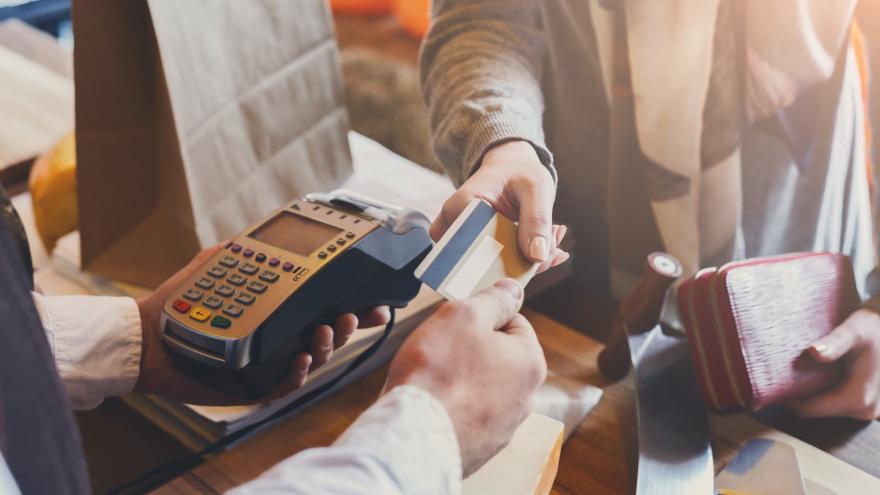 Un cliente pagando