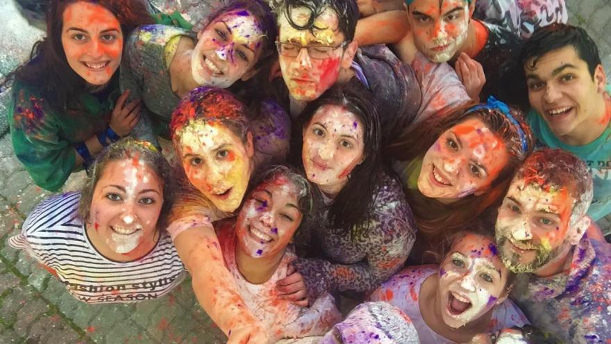 Grupo de jóvenes con las caras pintadas