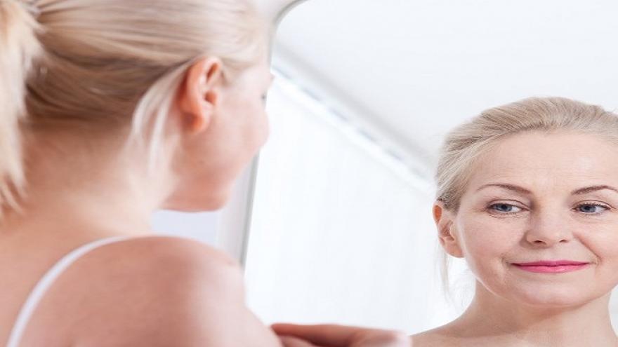 Mujer mirándose a un espejo