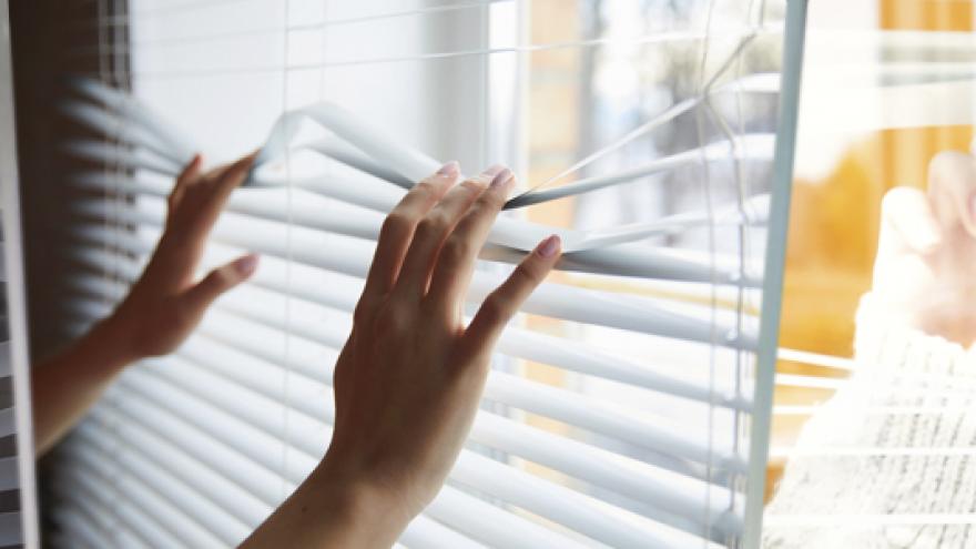 Composición de imágenes en las que se muestra a un hombre y una mujer abriendo persianas que dejan pasar la luz