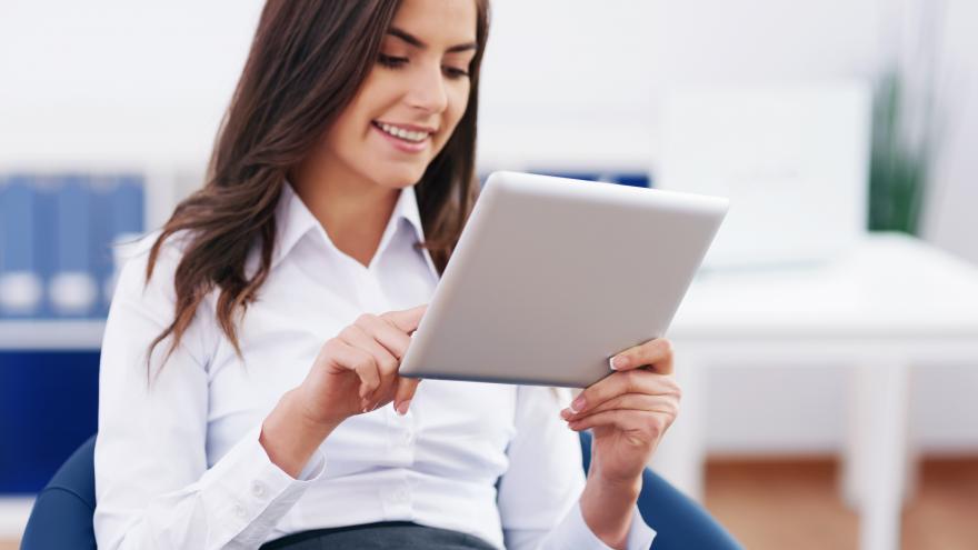 Chica con tablet