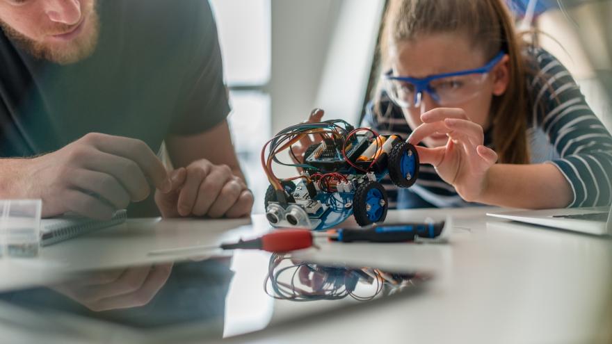 Jóvenes con robot