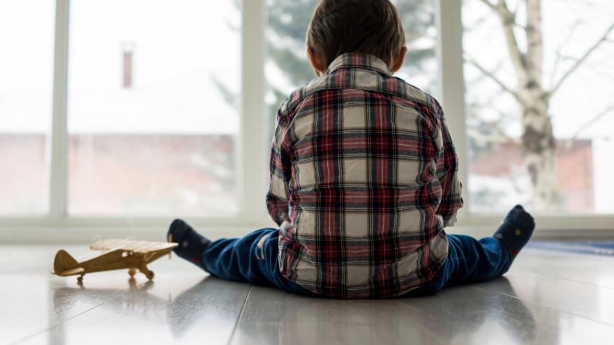 Niño jugando