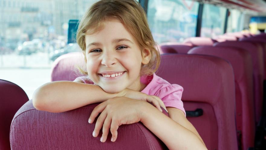 Niña en un autobús