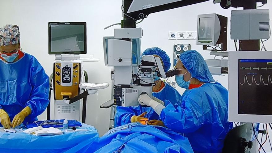 Personal sanitario durante una intervención quirúrgica