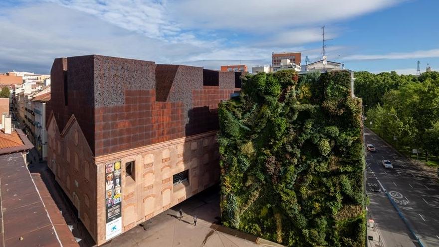 Edificio caixaforum con jardín vertical