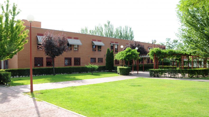 Jardín con árboles, pérgola y farolas de la RM Getafe Jardín de la RM Getafe