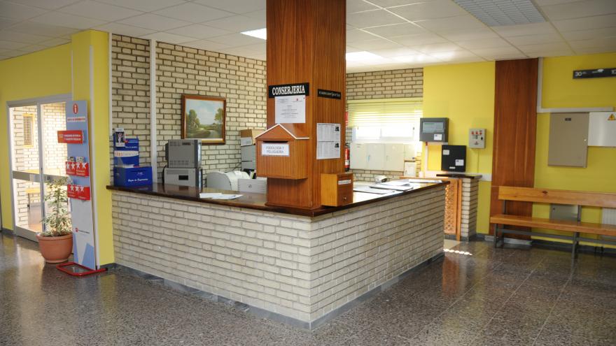 Mostrador de recepción y pasillo de la RM Torrelaguna Recepción de la RM Torrelaguna