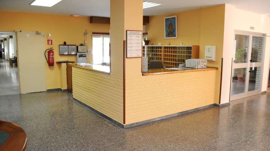 Mostrador de la recepción y puertas de acceso de la RM San Martín de Valdeiglesias Recepción de la RM San Martín de Valdeiglesias