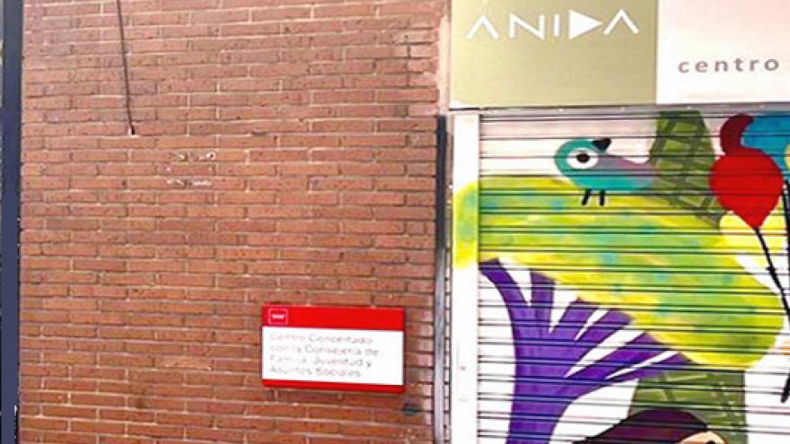 Fachada del Centro de Atención Temprana Anida, con cierre decorado con dibujos de colores