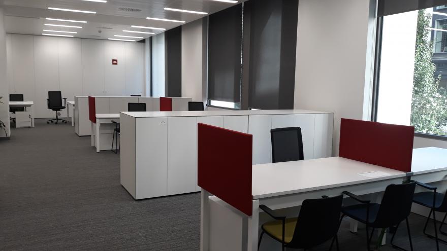 Varios puestos con mesa y sillas para atender a emprendedores
