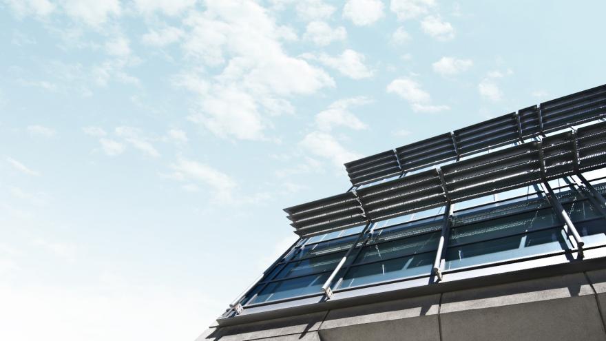 Panel solar en un edificio empresarial