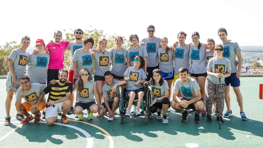 Grupo de chicos y chicas en un campamento