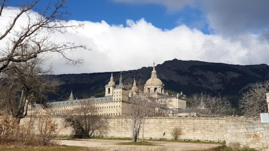 El monasterio de El Escorial con nubes al fondo