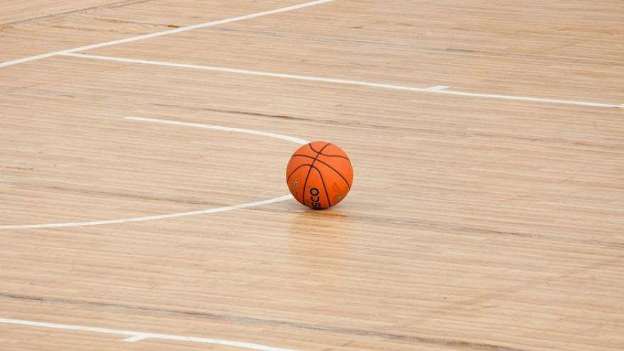 Cancha y pelota de baloncesto
