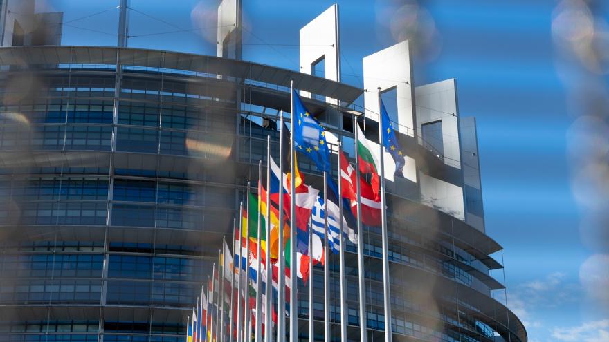 Banderas de distintos países y edficio de oficinas