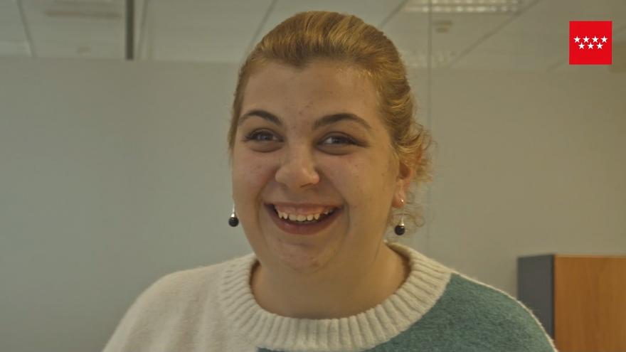 imagen de una joven sonriendo