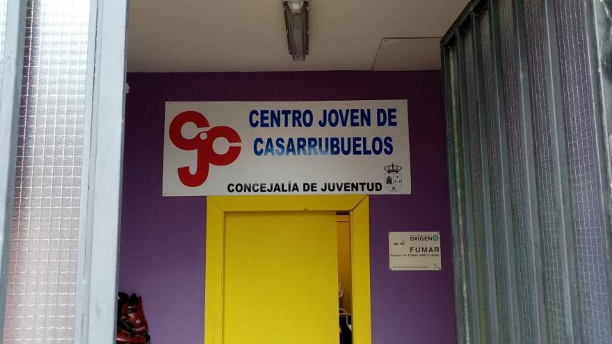 Puerta amarilla de entrada a la oficina