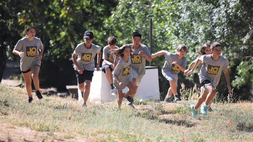 Jóvenes jugando en un campamento