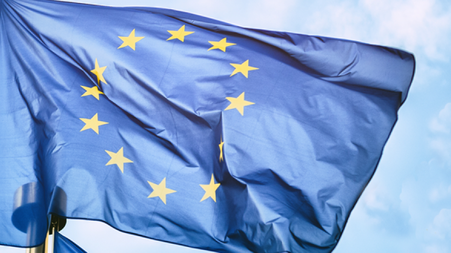 Imagen de Portada del informe EPSSCO con bandera de UE ondeando