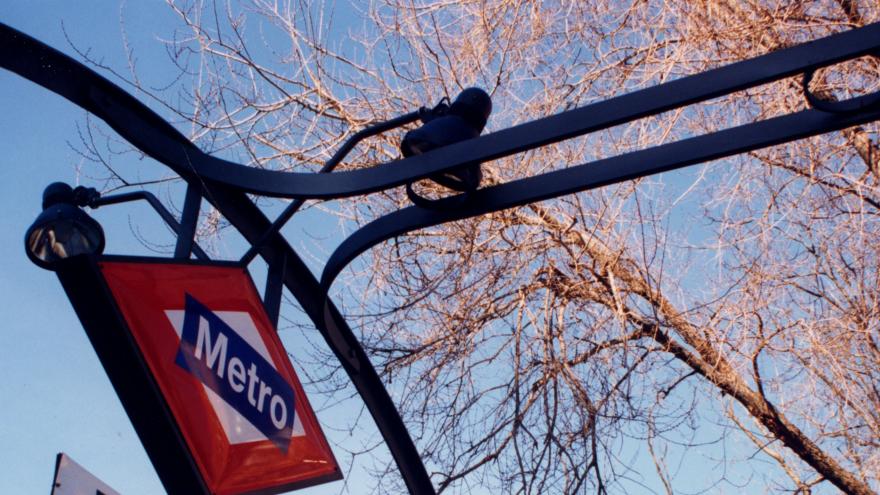 Anagrama de Metro en acceso a estación