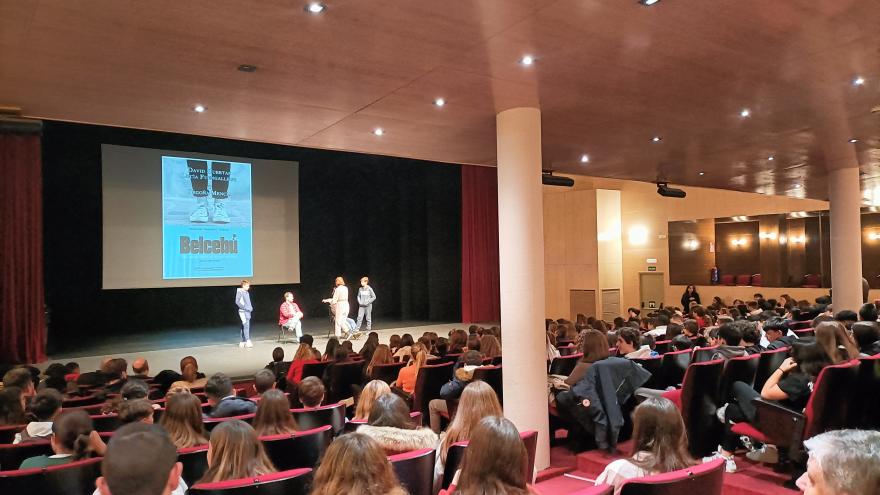 Jóvenes sentados en butacas en un teatro