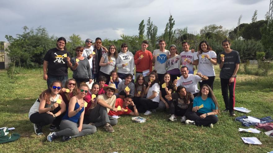 Grupo de jóvenes al aire libre