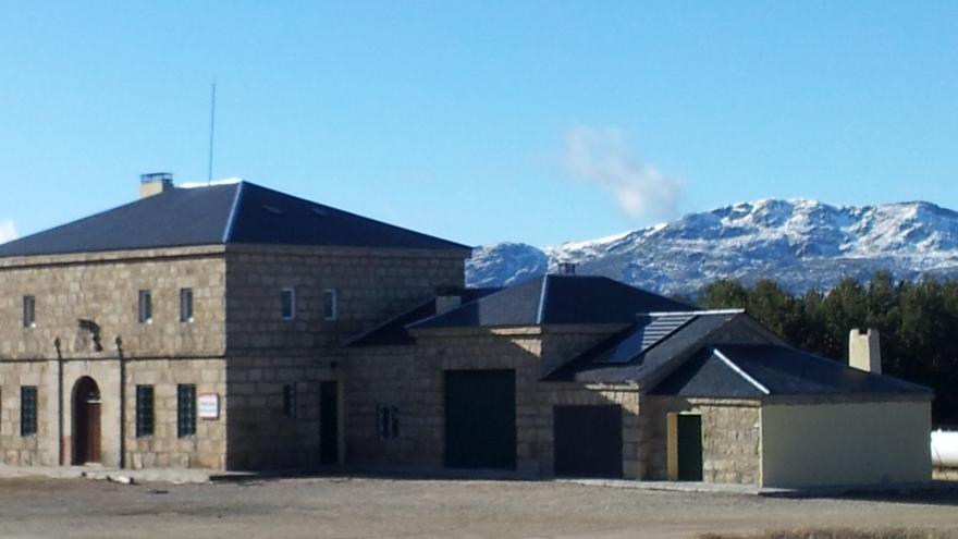 fachada del refugio juvenil puerto de la Morcuera