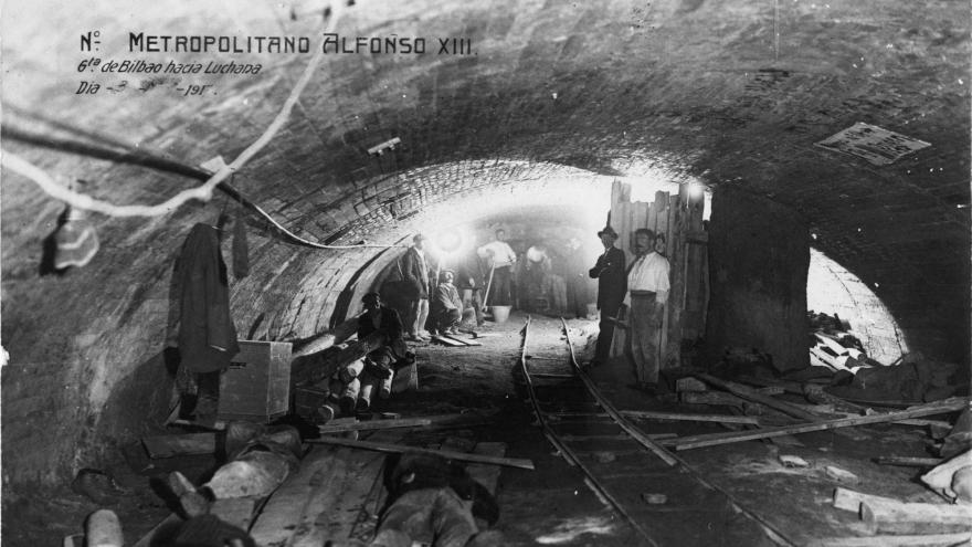 Obreros descansando en las obras de la Lína 1