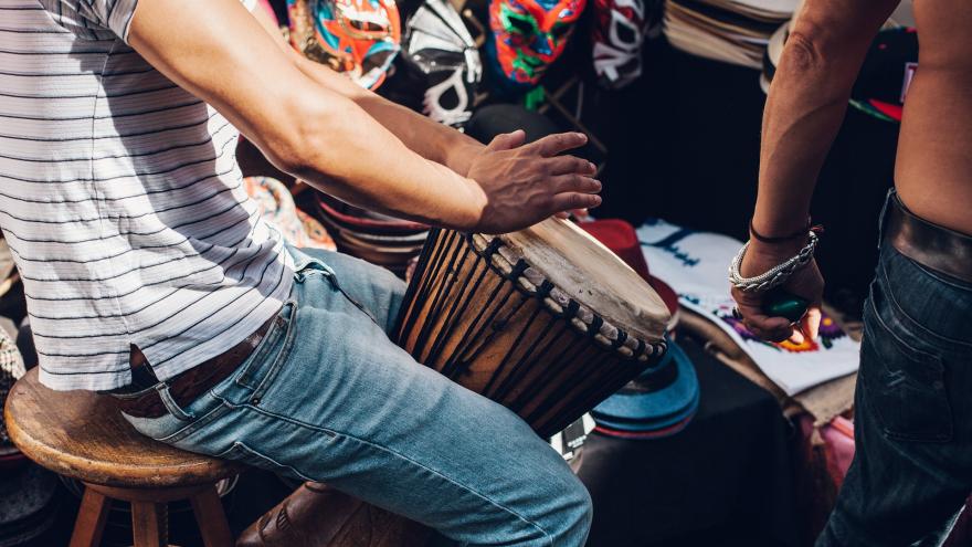 mans de jóven tocando percusión 