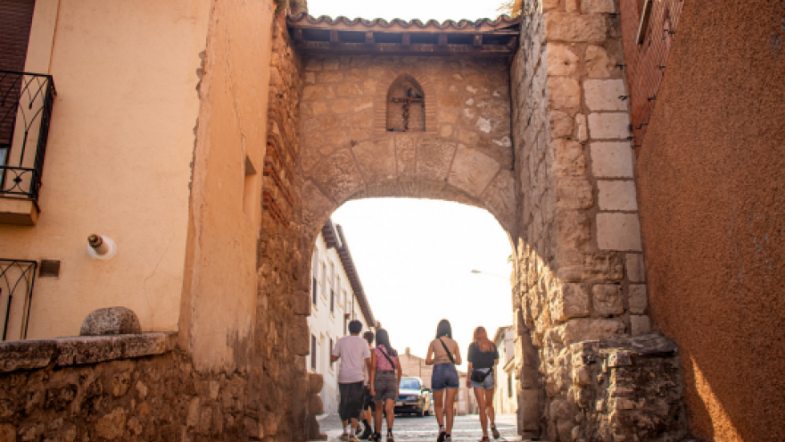 jóvenes debajo de puente de Torrelaguna