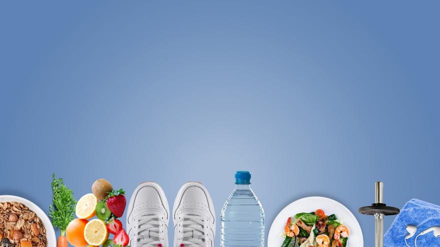 Plato con cereales, frutas, zapatillas de deporte, botella de agua, mancuernas, bol de ensalada y una toalla con auriculares  