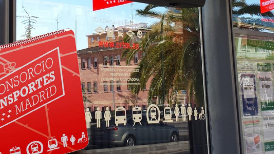 Imagen de la campaña de la Tarjeta Multi con una marquesina de autobús de fondo