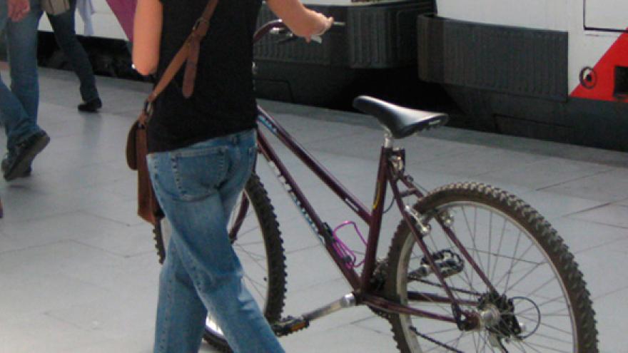 Bici en andén de Cercanías
