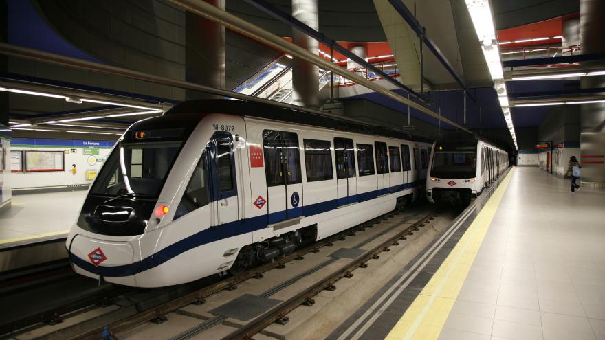 Tren serie 8000 entrando en una estación