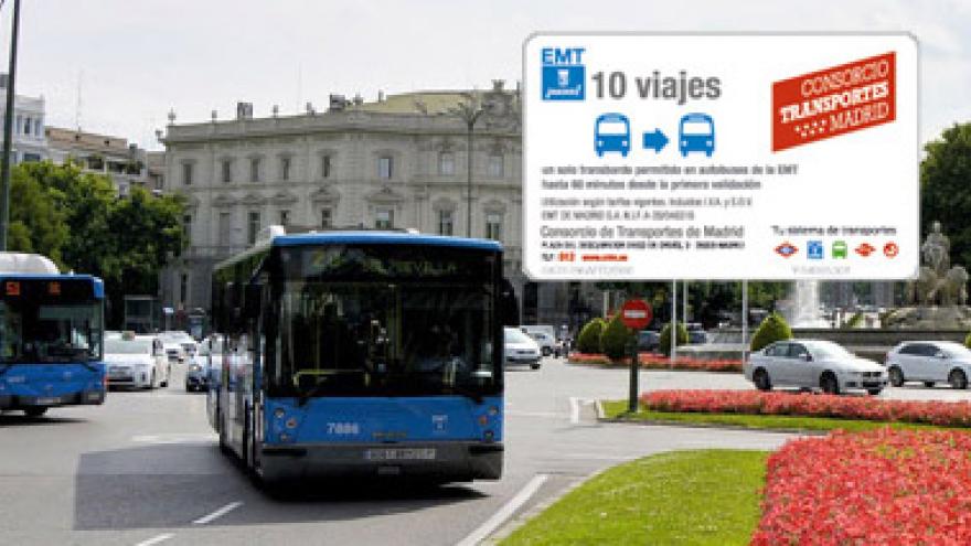 Tarjeta Bus+Bus Tarjeta Bus+Bus sobre fondo de autobuses de EMT en Cibeles