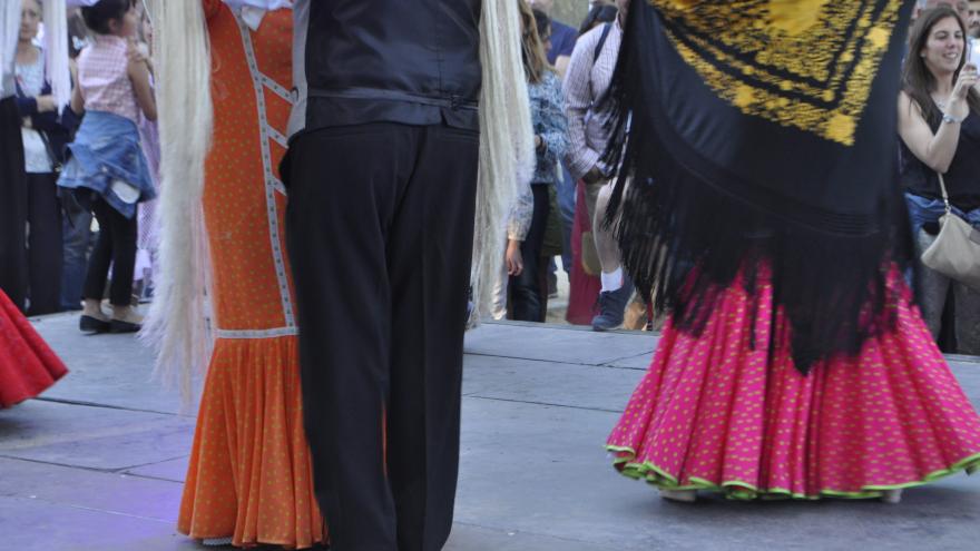 Parejas bailando chotis en San Isidro