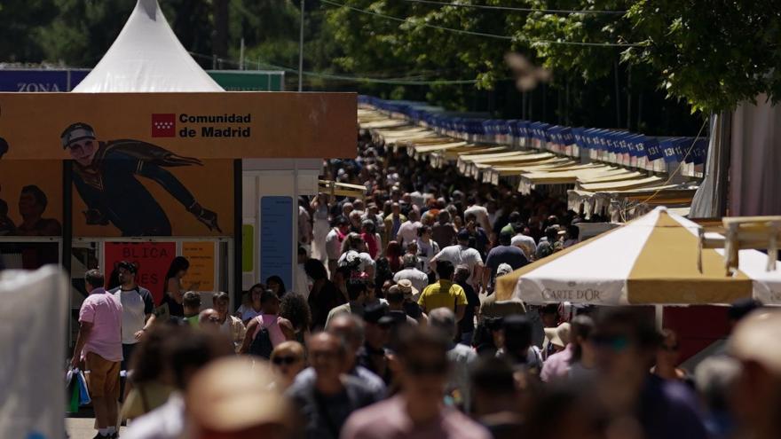 Visitantes en la Feria del Libro de Madrid 