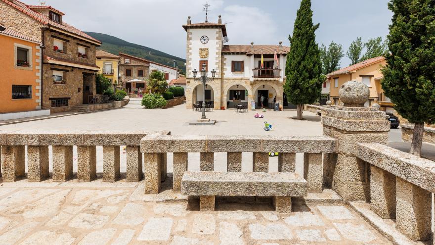 Plaza de la Constitución - Navarredonda y San Mamés Navarredonda y San Mamés - Plaza de la Constitución