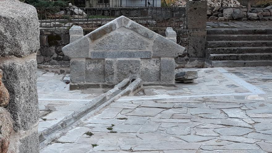 Fuente baja de piedra de las Ermitas de Manzanares El Real y su canal en diagonal