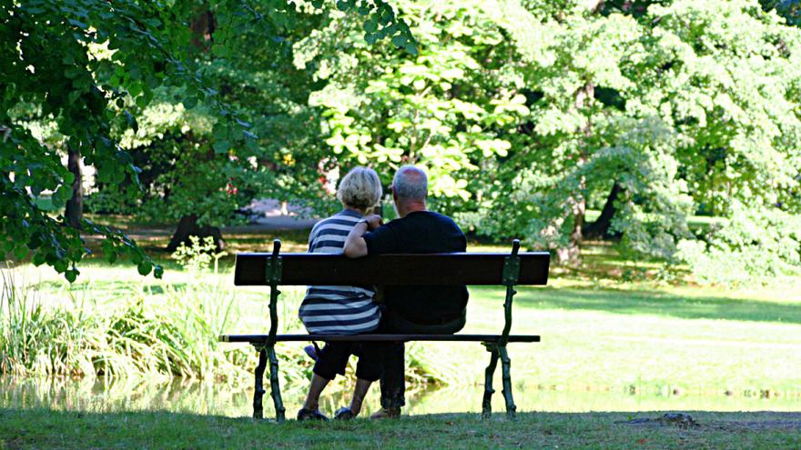 Pareja mayor sentada en un banco