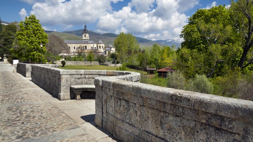 Monasterio de Rascafría con árboles y  cielo de nubes
