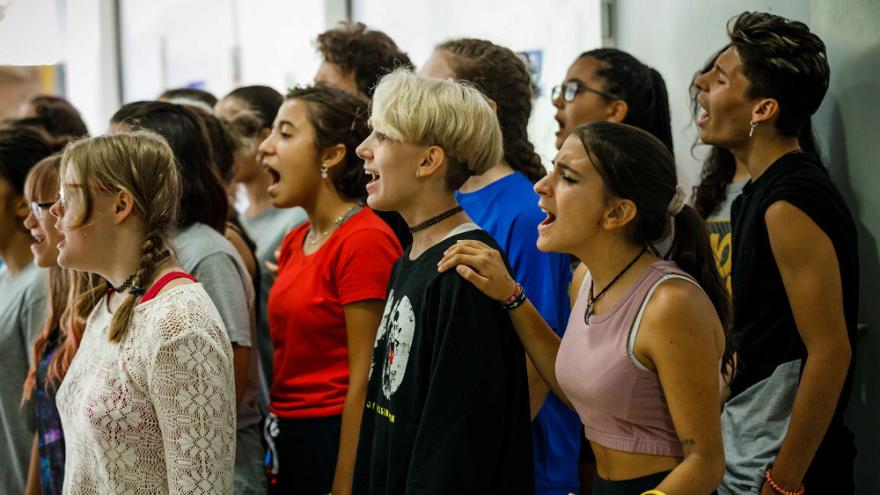 Grupo de jóvenes cantando