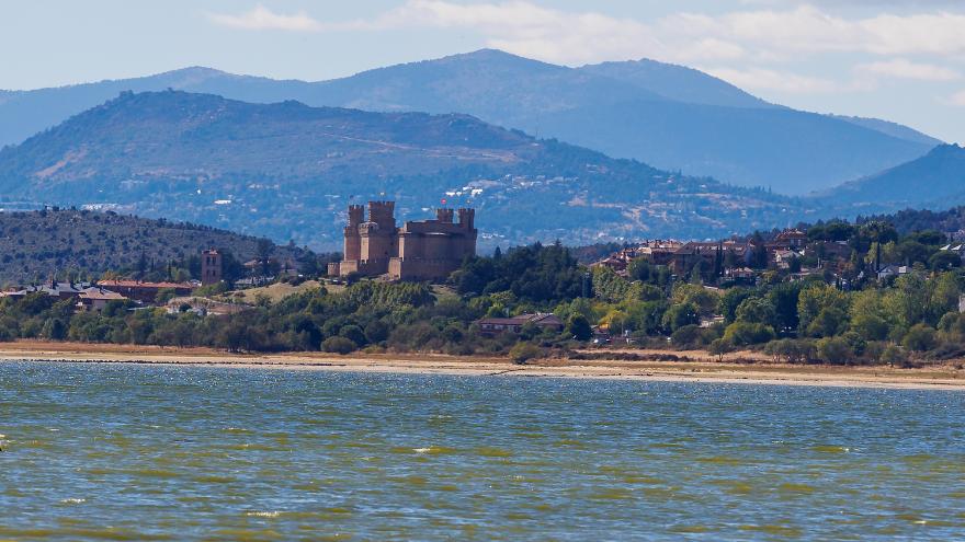 Embalse y castillo de Manzanares el Real Embalse y castillo de Manzanares